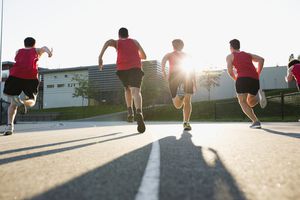 青少年在学校跑道。