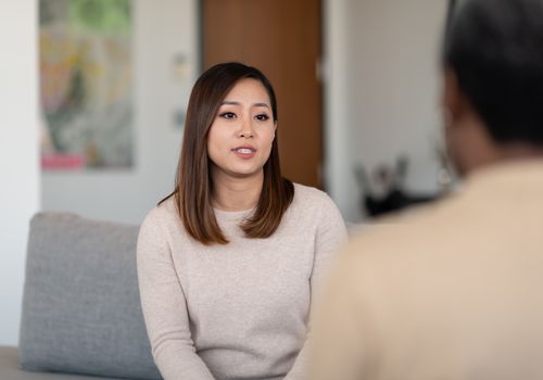 跟一个治疗师可能会帮助你处理你的情绪。