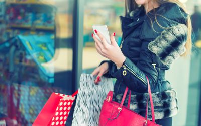 有很多购物袋的妇女