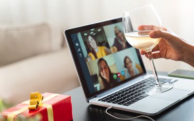 女人开虚拟派对