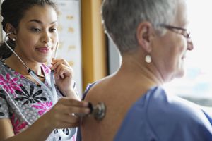 听病人肺部声音的护士