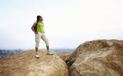 站立在岩石的远足者