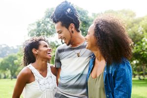 我们像胶水一样黏在一起。一夫多妻制。