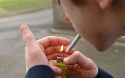 青少年吸烟的男孩