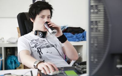 妇女饮用能量饮料由计算机