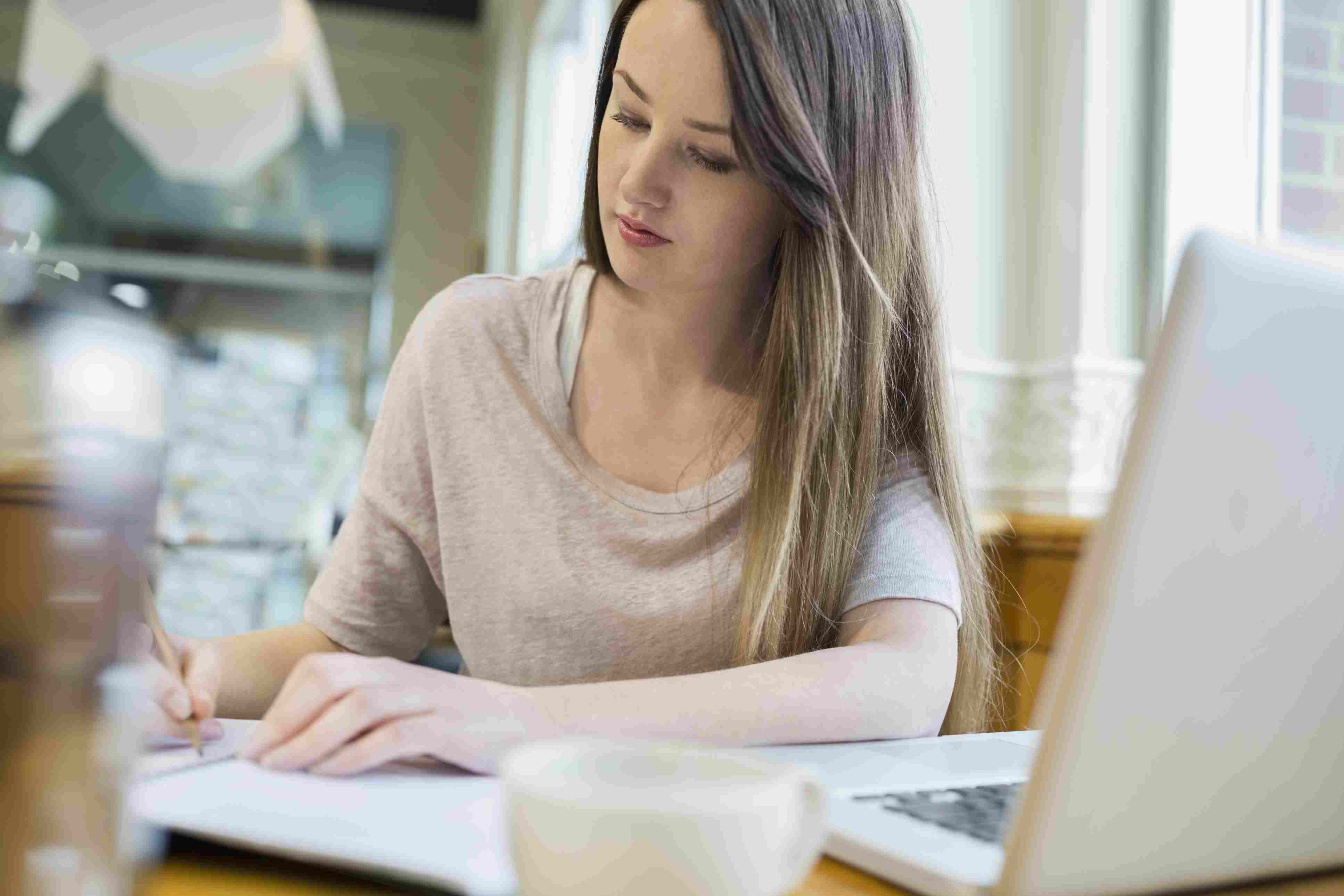 女人把事情记下来