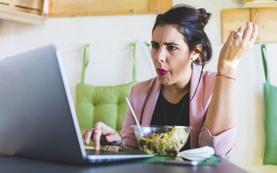 有年轻女实业家健康午餐和使用膝上型计算机