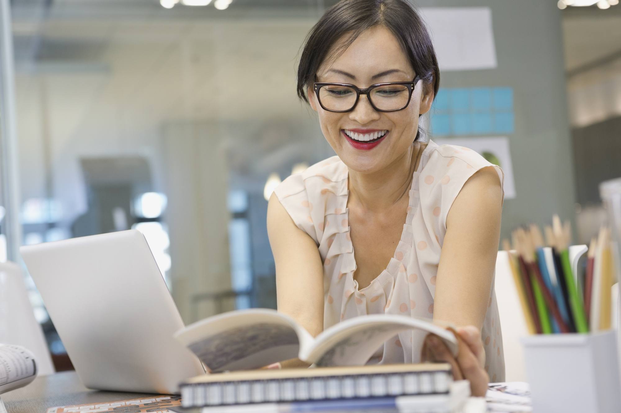 在办公桌上看书的女人