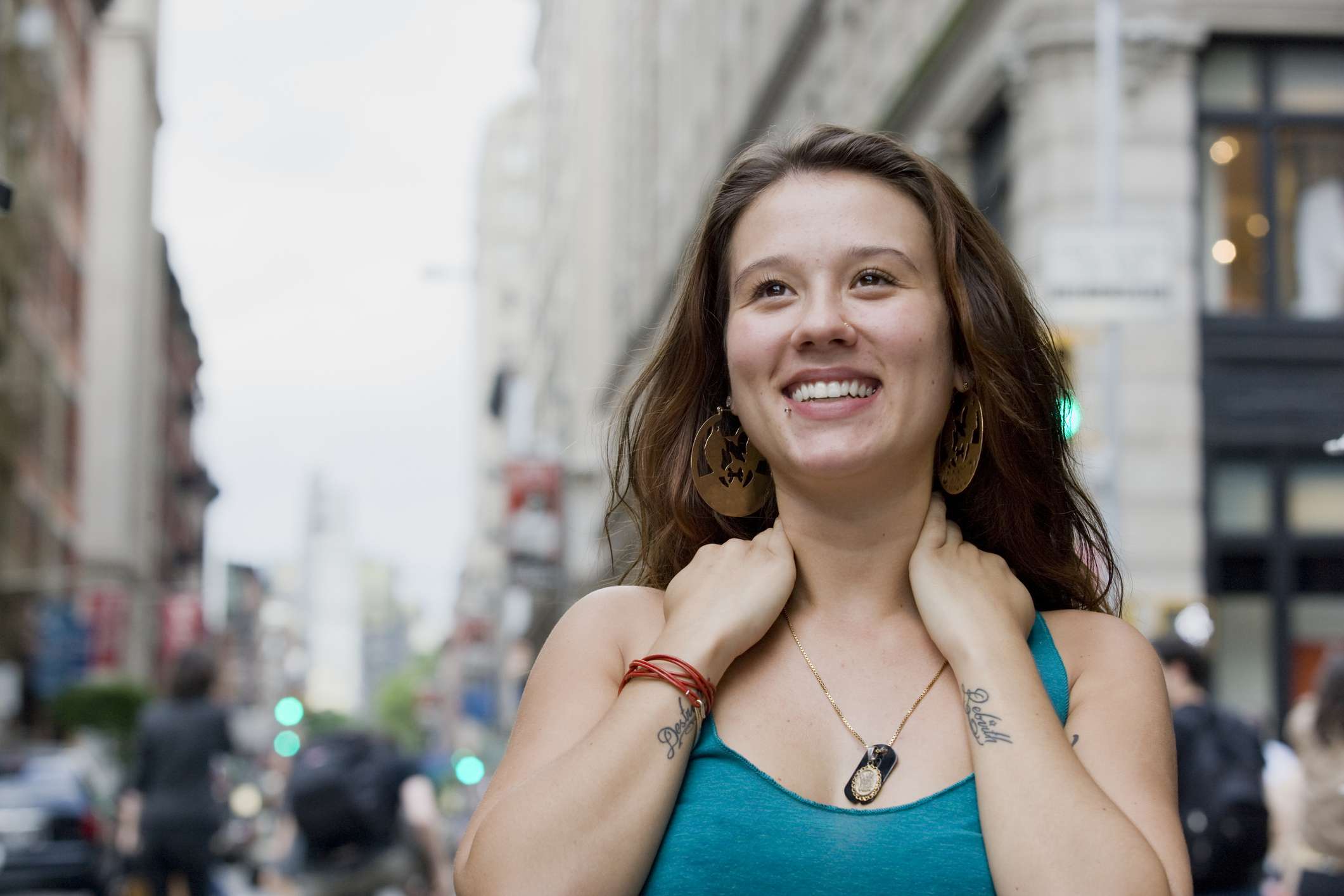 手臂纹身的女人