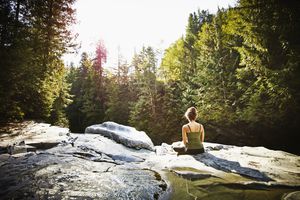 在大自然中冥想的女人