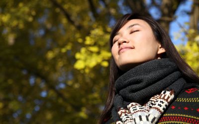 享受清脆酷秋天空气的妇女