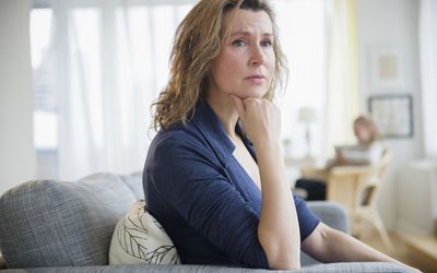 有关的女人坐在沙发上