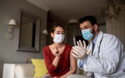 医生和病人讨论疫苗。