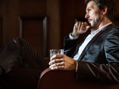 拿着威士忌酒杯的成熟男人