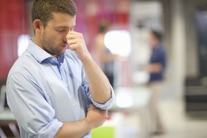 看起来的年轻商人在办公室重音