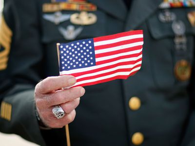 手持小美国国旗的老兵