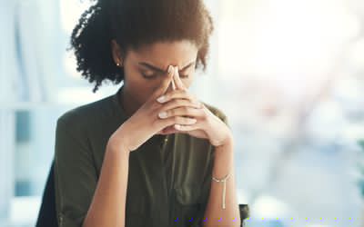 看起来一名年轻女实业家的射击在她的办公室压力