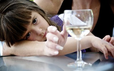 当孙子女和父母酗酒或吸毒时