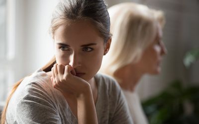 固执的母亲和女儿在冲突后避免交谈