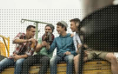 一群朋友在皮卡上喝啤酒