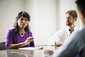 与同事进行讨论的女商人