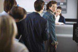 机场焦急的女人