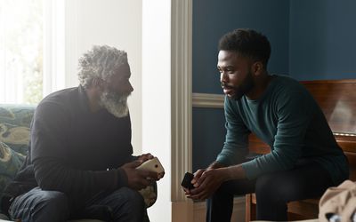 男性朋友坐在客厅里聊天