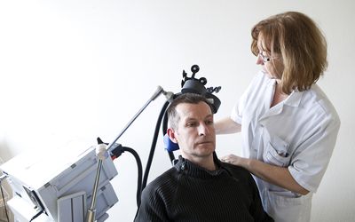 医院，疼痛中心法国。由护士进行的rTMS(重复经颅磁刺激)。