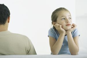 女孩抱着头，手肘靠在男人旁边，后视镜