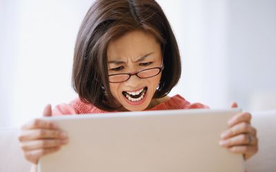 女人尖叫的笔记本电脑。