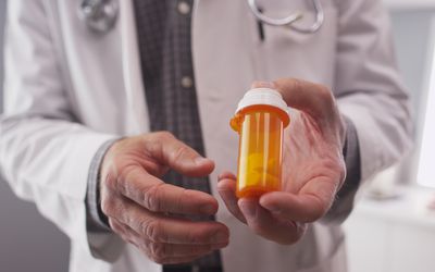 开非典型抗精神病药物处方的医生。