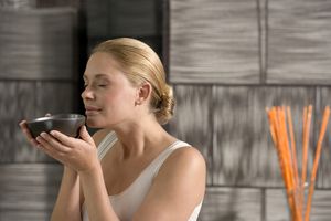 拿着茶碗的女人