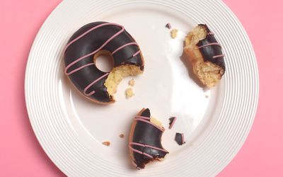 一半在板上吃甜甜圈