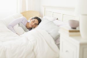 女人在床上睡觉