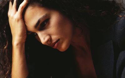 看起来哀伤的妇女