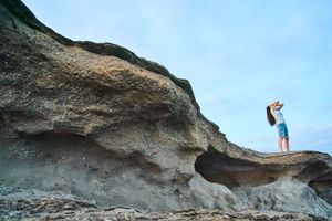 站在岩石上的女人