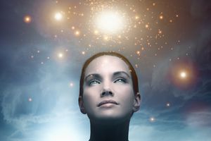 年轻阿曼敬佩在天空的发光的光