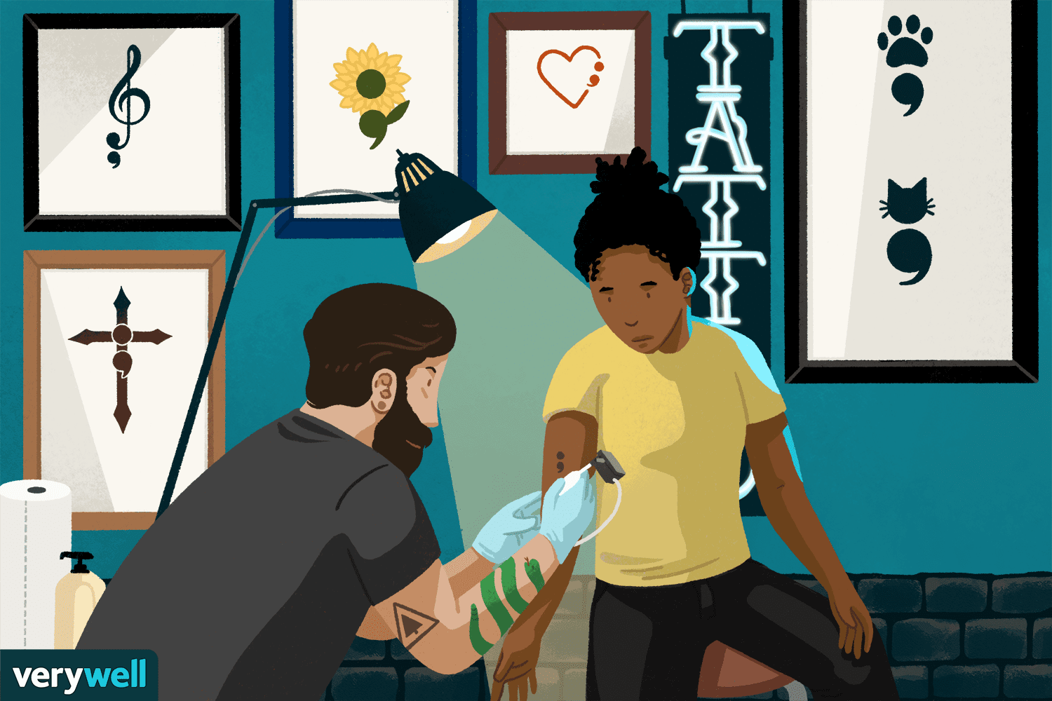 女人得到一个纹身