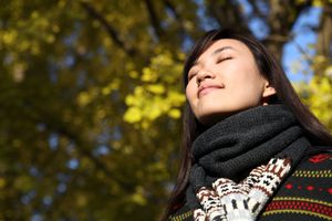 享受清脆酷秋天空气的妇女