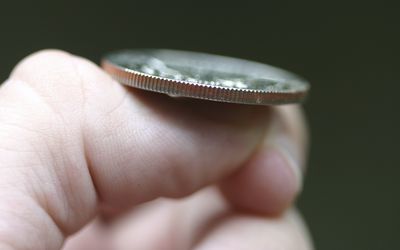 翻转硬币是随机选择的一个例子