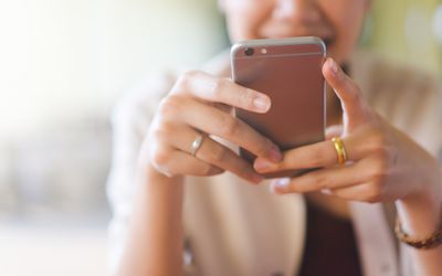 社会媒体的妇女在智能手机