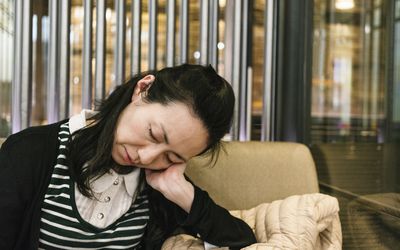 在咖啡馆累女人午睡