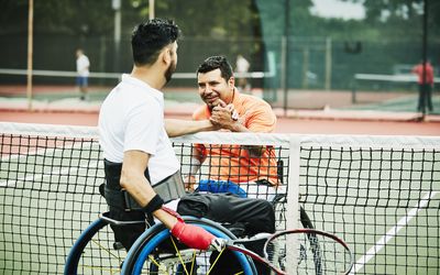 两名适应性很强的运动员在网球赛后握手