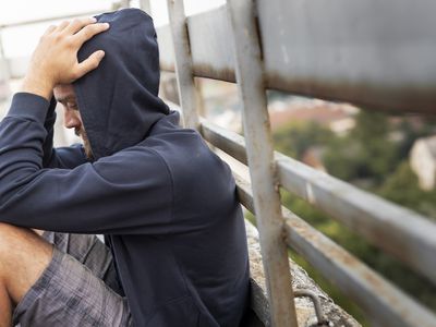 一个双手抱头坐着的男人