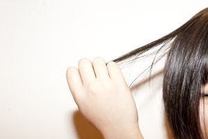 女人扯自己的头发