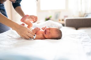 婴儿啼哭，被母亲清洁