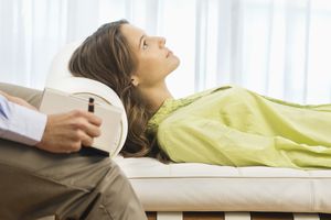 女人在沙发上，治疗师做笔记