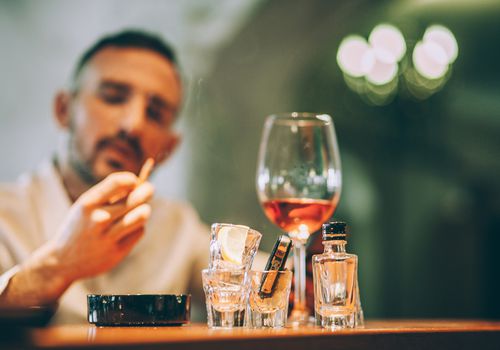 男子酗酒
