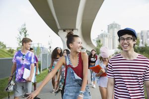 青少年笑和行走