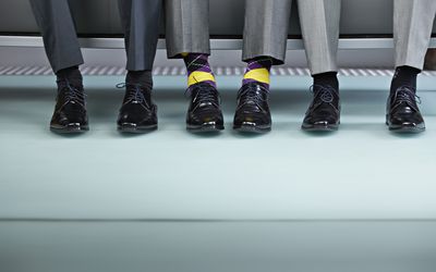 3双男人的腿和闪亮的黑色鞋子的镜头